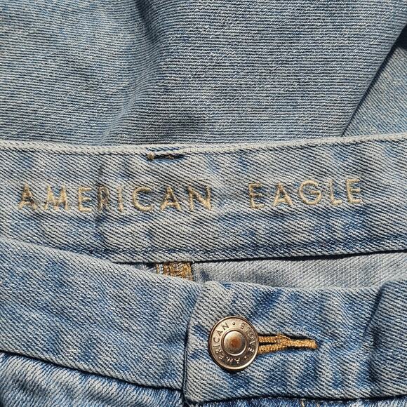 American Eagle Curvy Mom Jeans Womens 22 Light Blue Denim Stretch Distressed EUC - Picture 11 of 13